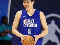 半岛体育登入-杨瀚森父母启程前往美国陪儿子参加NBA选秀大会的简单介绍