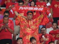 半岛体育全站-来自东方的神秘力量一群中国球迷在场馆前为步行者加油打气！