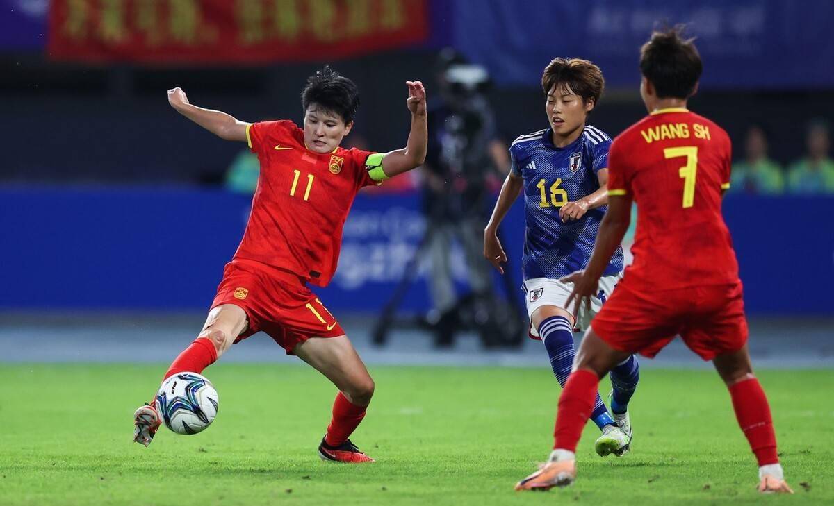 中国女足备战力求突破，战术调整不断