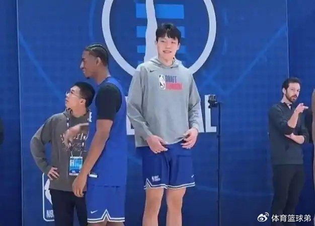 杨瀚森对比NBA和CBA身体对抗：这边比较文明