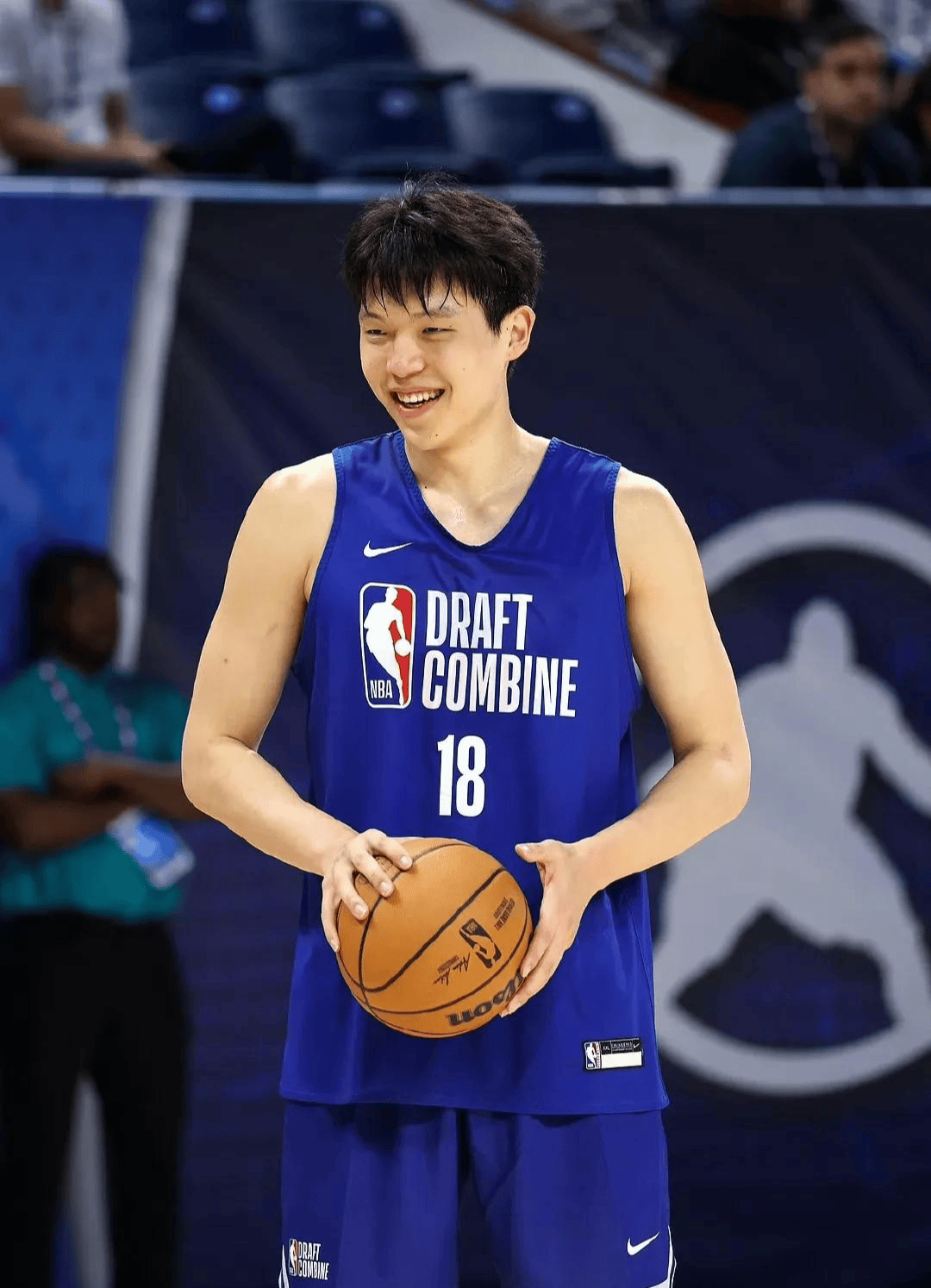杨瀚森父母启程前往美国陪儿子参加NBA选秀大会的简单介绍