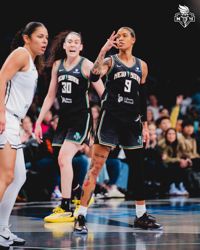 包含WNBA：天空78-66胜太阳，替补球员范丽丝16分创职业生涯新高的词条