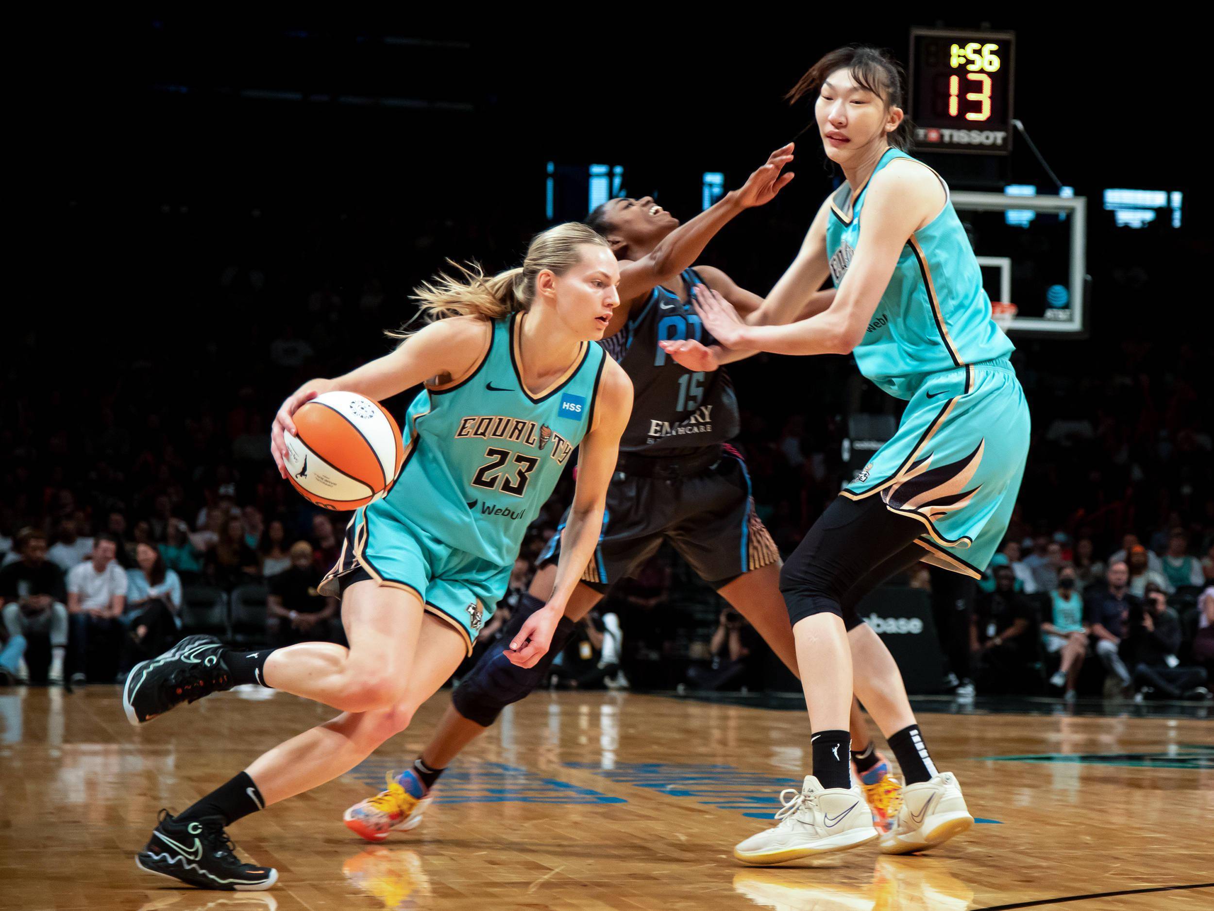 包含WNBA：天空78-66胜太阳，替补球员范丽丝16分创职业生涯新高的词条